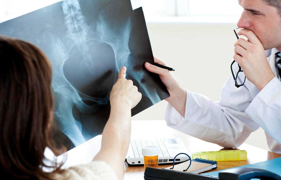 ārsti pārbauda rentgenu gūžas locītavas artrozei